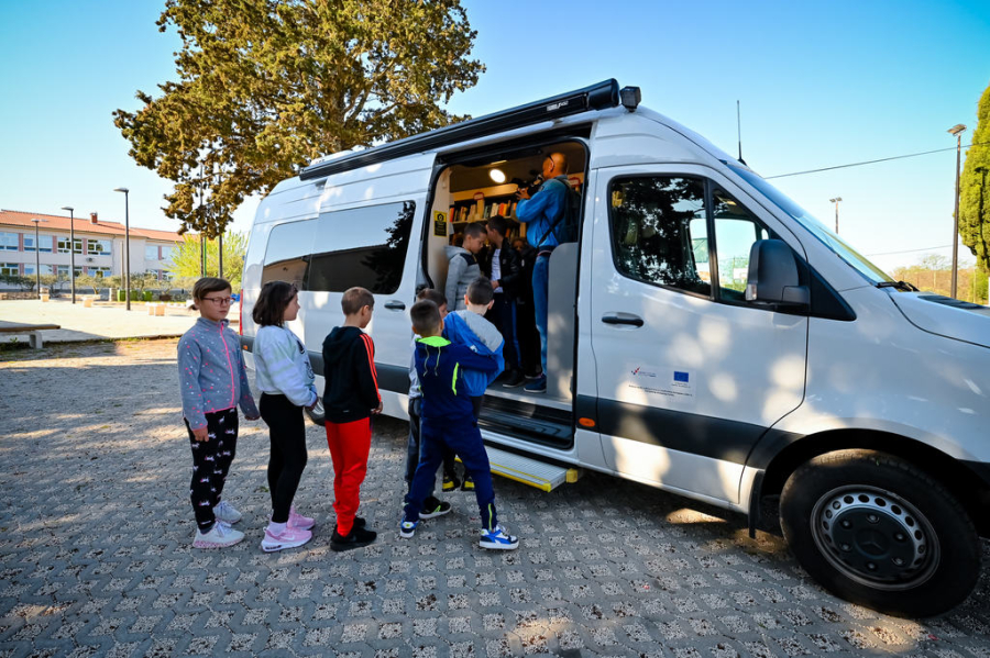 S bibliokombijem u posjetu &scaron;kolama u Galovcu i Ra&scaron;tanima Donjim
