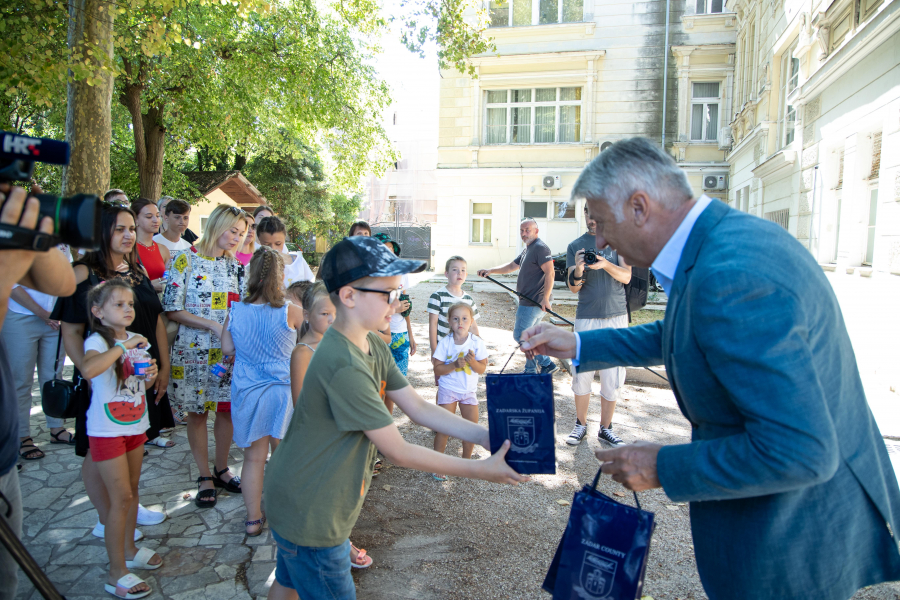 Hrvatsko-ukrajinski rječnik darovan djeci ukrajinskih branitelja
