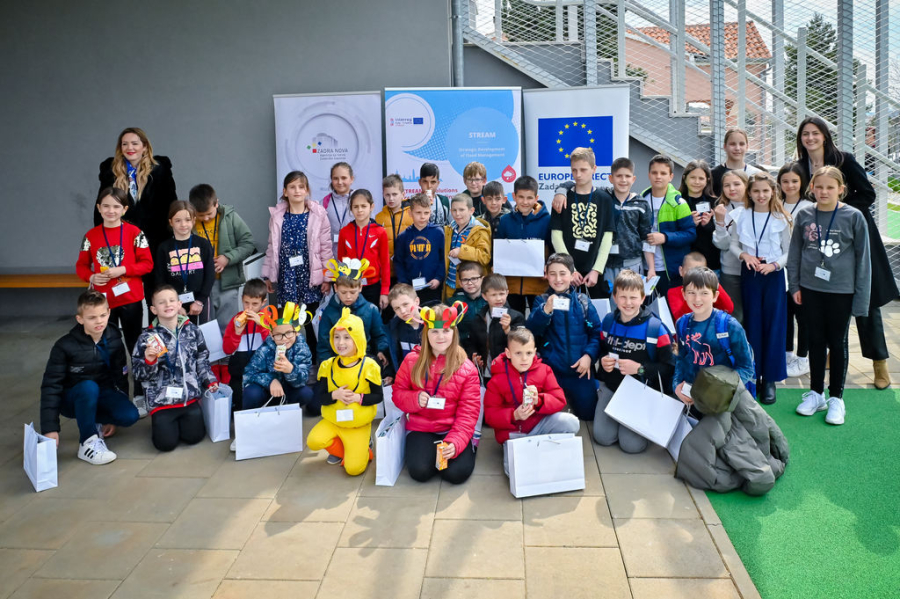 Predstavljen ki&scaron;ni vrt uređen kroz EU projekt STREAM: Djeca Područne &scaron;kole na Ploči posadila cvijeće uz moto &bdquo;I mi smo posadili cvijet za bolji svijet&ldquo;